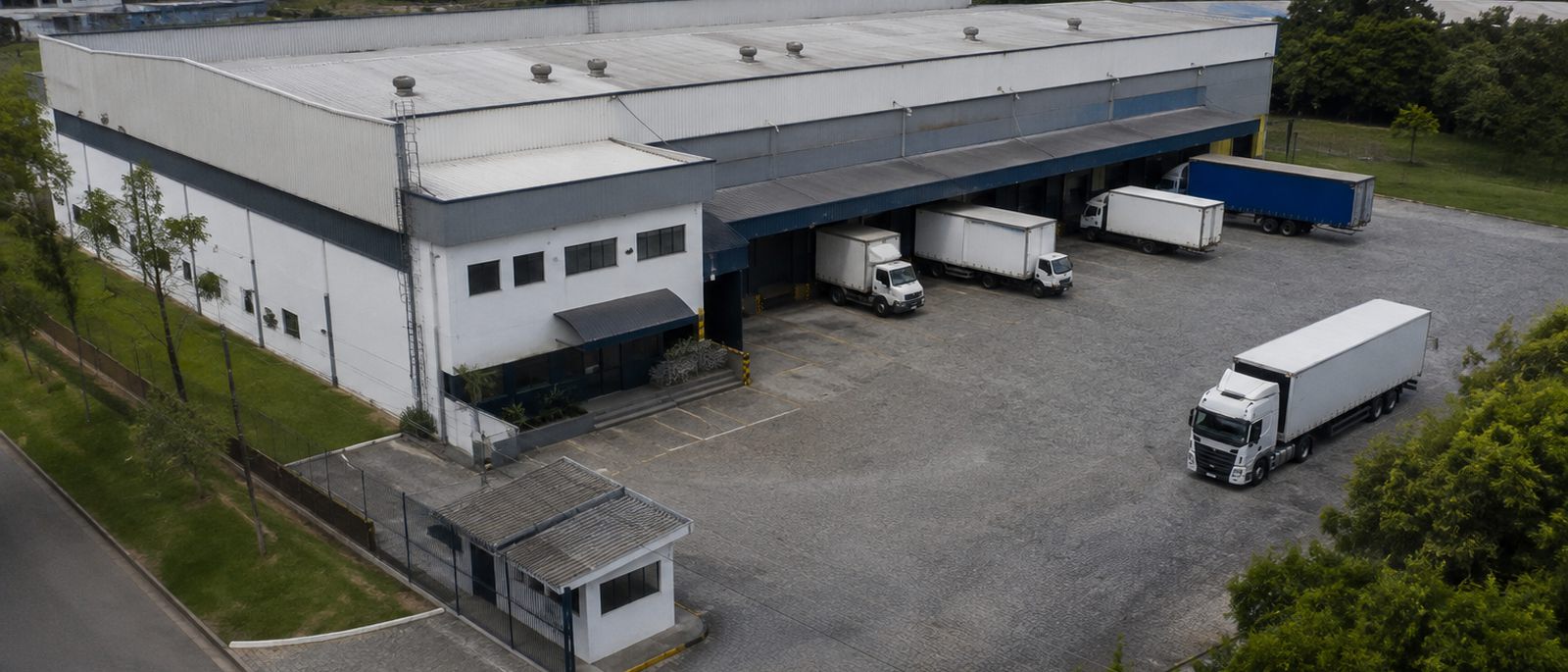 Vista aérea de empreendimento logístico com docas e pátio de manobras