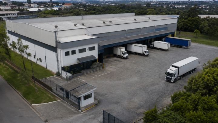 Vista aérea de empreendimento logístico com docas e pátio de manobras